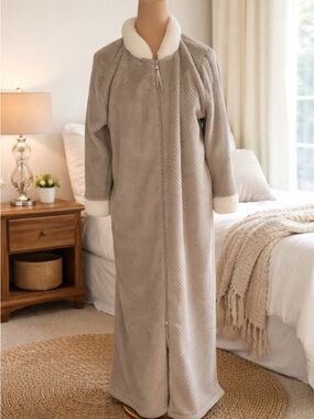Secret Treasures Gray Zip-Up Sherpa Robe